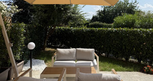 Giardino privato arredato del Relais Pietro a Barzago vicino Lecco