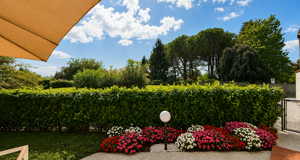Giardino privato fiorito del Relais Pietro a Barzago vicino Lecco