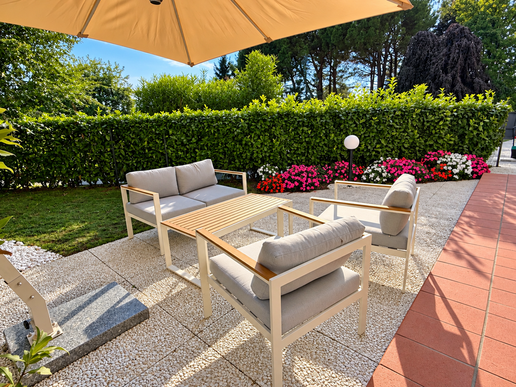 terrazza moderna sotto l’ombrellone