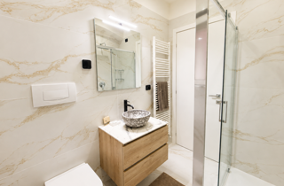 Bagno Camera Bellagio con doccia e lavabo Relais Pietro vicino Lecco