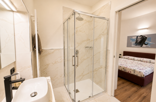 Bagno privato con doccia della Camera Varenna al Relais Pietro 