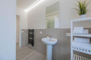 Bathroom at Lakeview Attico Saini holiday apartment