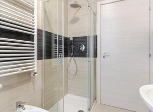 Walk-in shower at Bovisa Hub 97 - Politecnico