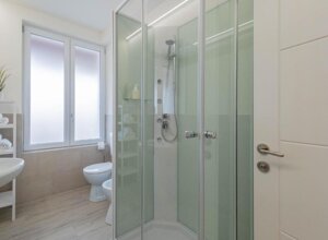 Walk-in shower at Lakeview Attico Saini