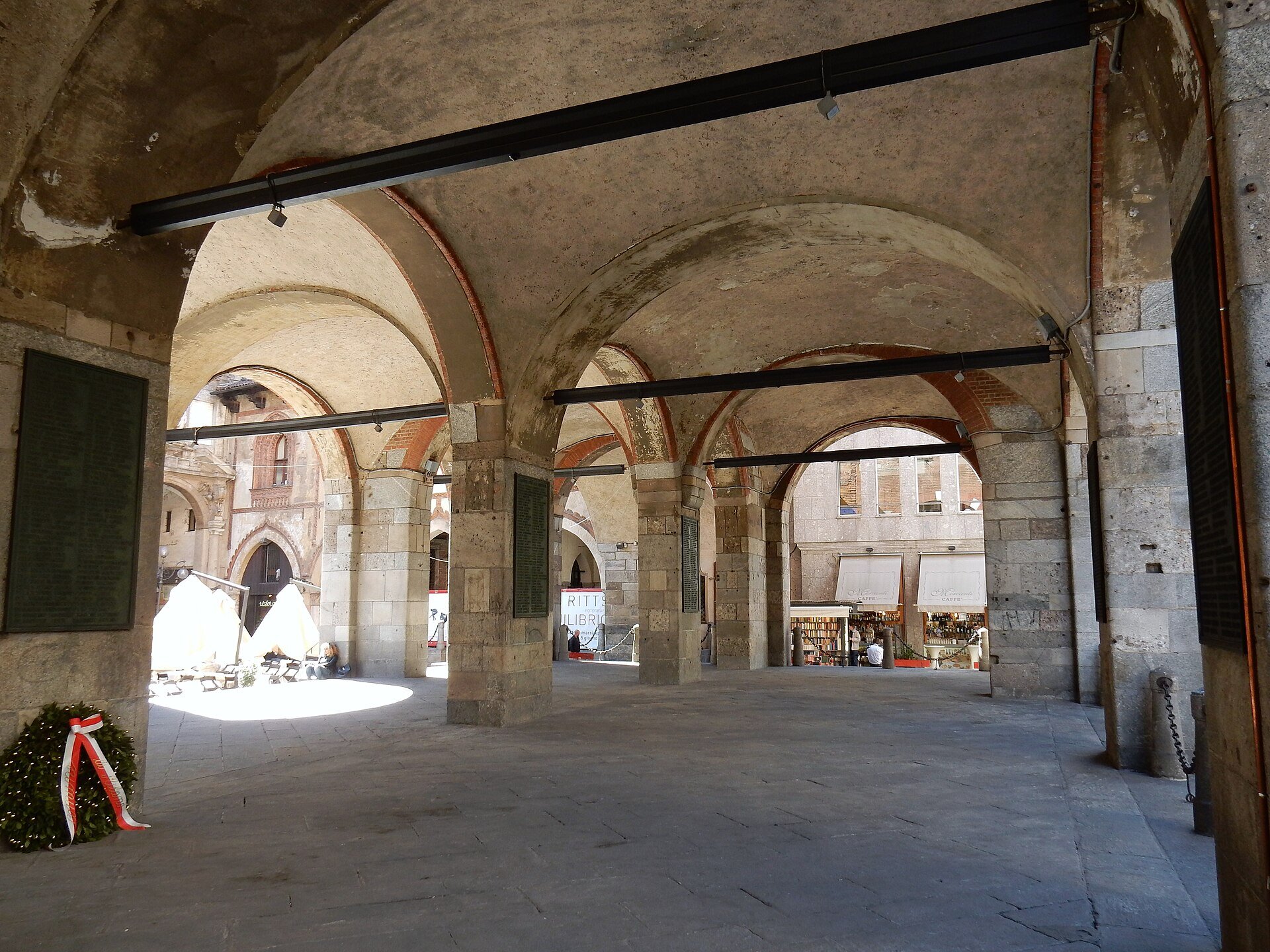 milano_-_portico_del_palazzo_della_ragione.jpeg