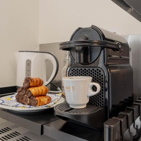 Coffee machine in the Lakeview Attico Saini kitchen