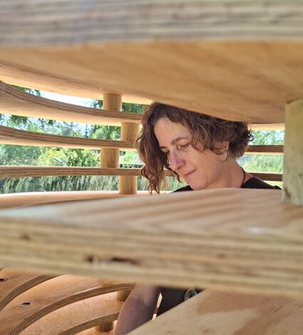 Emanuela Camacci inside the artwork in Messel Museum