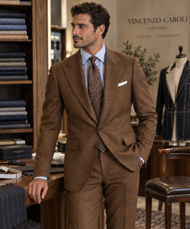 Abito uomo marrone sartoriale con cravatta