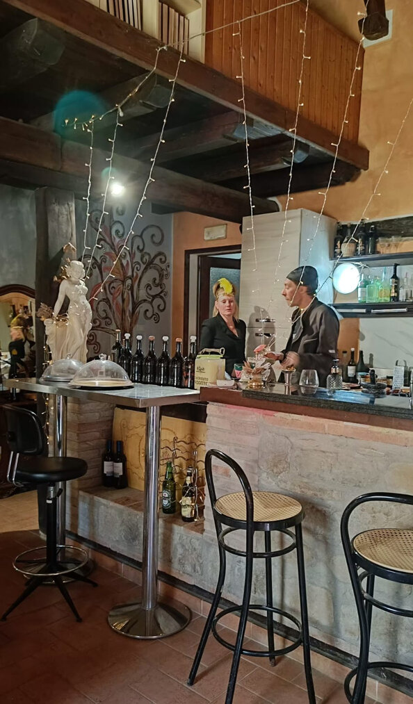 7.silvia e massi al bar.jpeg 7.silvia e massi al bar.jpeg