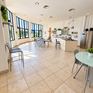 sala%20riunioni%20luminosa%20con%20cucina%20moderna