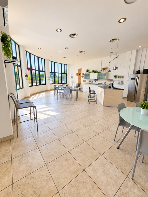 sala riunioni luminosa con cucina moderna sala riunioni luminosa con cucina moderna