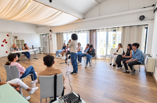 workshop%20luminoso%20con%20discussione%20in%20cerchio workshop%20luminoso%20con%20discussione%20in%20cerchio