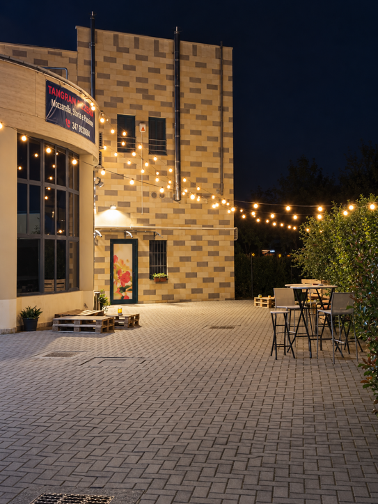cortile notturno della pizzeria tangram