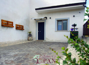 esterno e parcheggio della dimora di Pan
