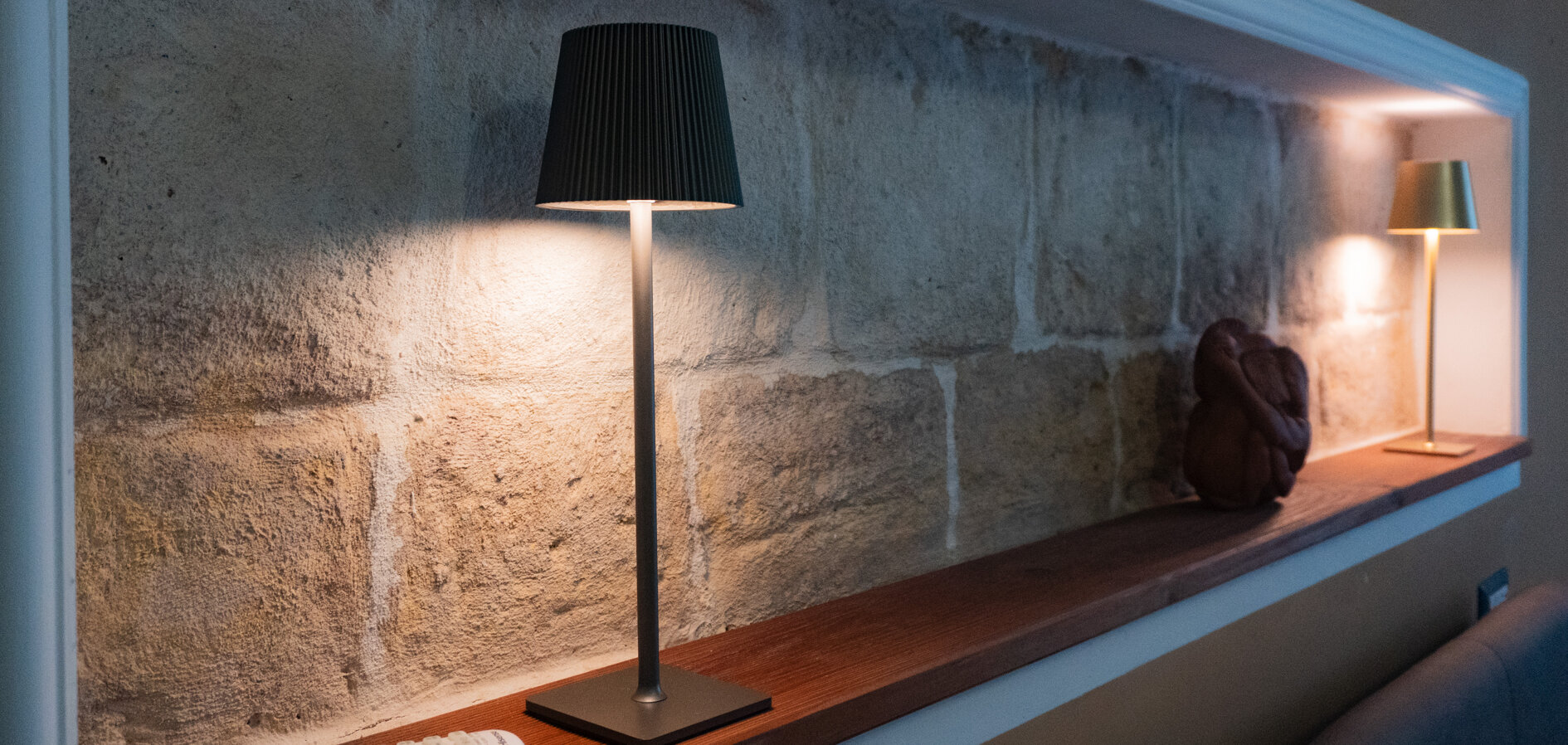 Le luci soffuse della camera dal letto della La dimora di pan