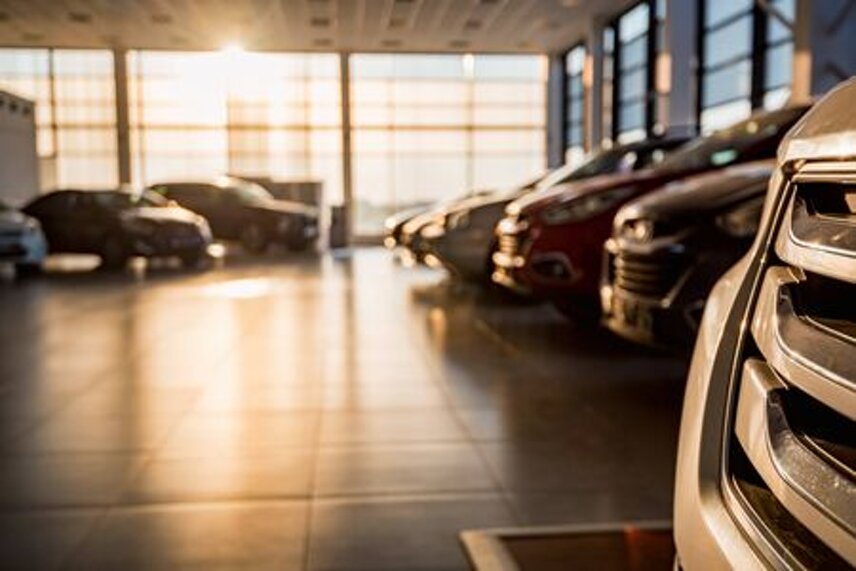 124863818-nuove-auto-presso-lo-showroom-del-concessionario-illuminato-dal-sole-vista-ravvicinata.jpeg