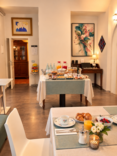 Buffet della colazione continentale in stile italiano al B&B La Magnolia a San Marco di Castellabate, nel Cilento.