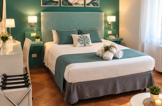 Camera matrimoniale del B&B La Magnolia a San Marco di Castellabate, con letto matrimoniale, arredi coordinati e asciugamani di cortesia.