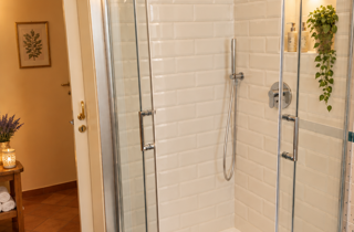 Box doccia in vetro nel bagno privato della camera matrimoniale del B&B La Magnolia.