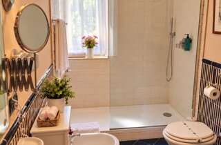 Box doccia in vetro nel bagno privato della camera matrimoniale del B&B La Magnolia.