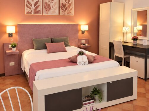 Camera matrimoniale e Familiare del B&B La Magnolia a San Marco di Castellabate, con letto matrimoniale, arredi eleganti.