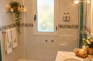 Bagno privato della camera familiare del B&B La Magnolia a San Marco di Castellabate, con finestra, vasca e asciugamani di cortesia.