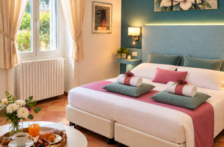 Camera matrimoniale luminosa con finestra e letto matrimoniale al B&B La Magnolia di San Marco di Castellabate.