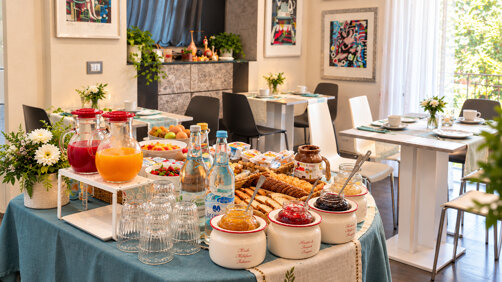 Colazione continentale a buffet, con un'ampia scelta di proposte dolci e salate