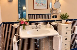 Bagno privato della camera matrimoniale del B&B La Magnolia, con doccia, lavabo, WC e bidet.