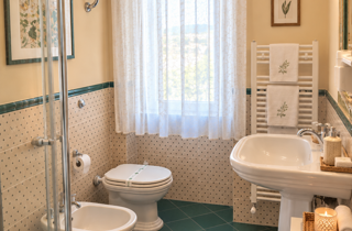 Bagno privato della camera matrimoniale del B&B La Magnolia, con doccia, lavabo, WC e bidet.