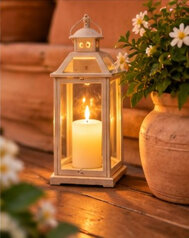 Lanterna decorativa con candela accesa nell'area relax esterna del B&B La Magnolia, tra dettagli rustici e atmosfera accogliente.