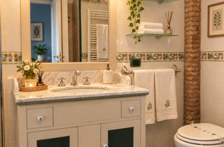 Bagno privato della camera familiare del B&B La Magnolia, con ampio lavabo, specchio e arredi chiari.