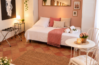 Camera familiare del B&B La Magnolia a San Marco di Castellabate, con letto matrimoniale e divano letto aperto per ospitare fino a 4 persone.