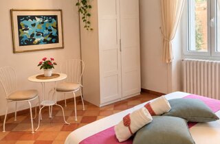 Angolo con tavolino, sedie e armadio nella camera matrimoniale del B&B La Magnolia a San Marco di Castellabate.