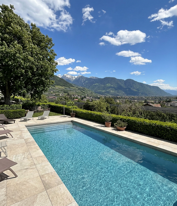firefly_geminiflash_vorrei una visuale dalla piscina e non dal balcone. con la piscina -dritta- vorrei ch 450971 firefly_geminiflash_vorrei una visuale dalla piscina e non dal balcone. con la piscina -dritta- vorrei ch 450971