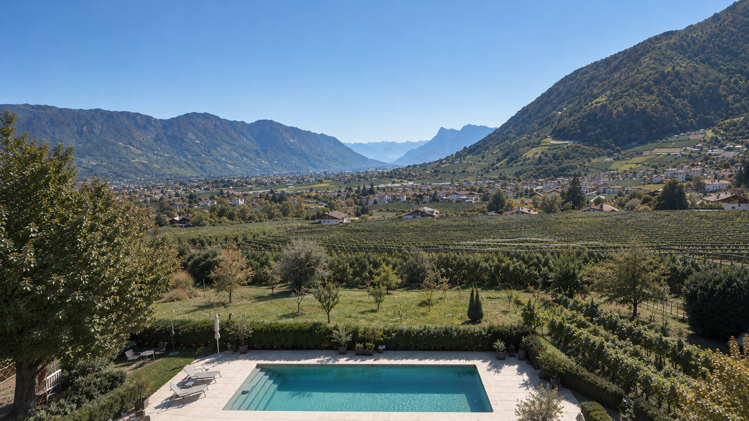 panorama di valle con piscina e vigneti panorama di valle con piscina e vigneti