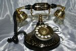 antico-telefono-in-metallo-decorato-a-disco-con-campanelli