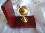 soprammobile-ferma-libro-con-globo-in-ottone