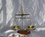 bilancino-di-precisione-in-ottone-e-legno-con-pesi