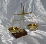 bilancino-di-precisione-in-ottone-e-legno-con-pesi