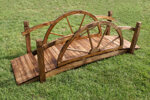 ponte-in-legno-decorativo-con-ruote-di-carro