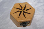 bussola-to-my-daughter-con-box-legno-esagonale-e-mosaico
