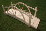 ponte-in-legno-decorativo-naturale-con-ruote-di-carro