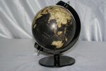 globo-nero-con-base-metallica-nera-soprammobile-mappamondo
