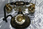 antico-telefono-in-metallo-decorato-a-disco-con-campanelli