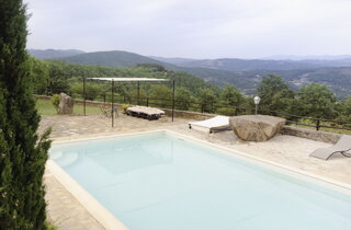 Villa Elisa, piscina panoramica con zona relax e tanto verde si trova in umbria e toscana Villa Elisa, piscina panoramica con zona relax e tanto verde si trova in umbria e toscana