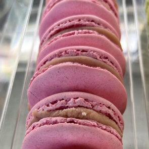 Macaron Ciliegia e Cioccolato Bianco