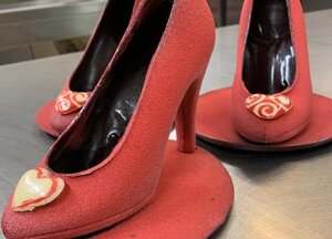 scarpa rossa con tacco di cioccolato