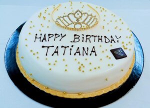 Torta con scritta happy birthday