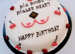 Torta con scritta happy birthday